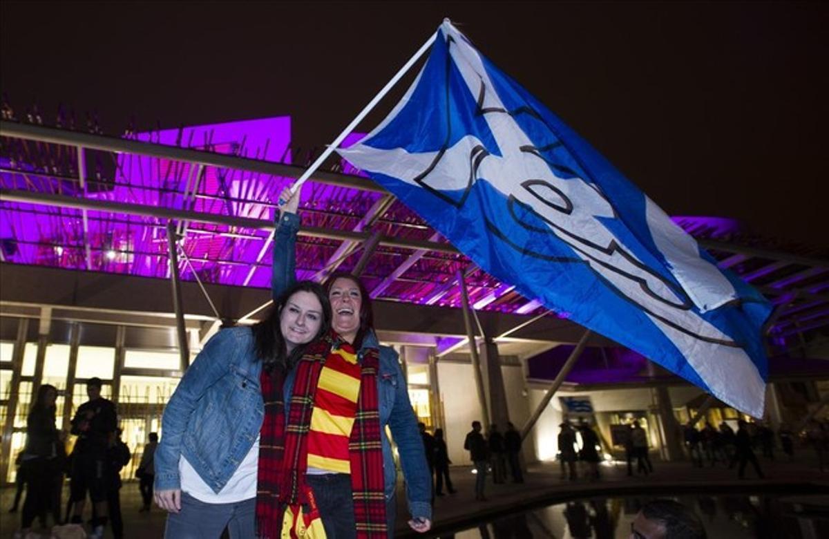 Partidarios de la independencia ondean una bandera fuera del Parlamento escocés en Edimburgo