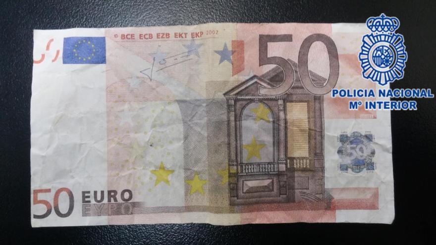 Detenido un joven por distribuir billetes falsos de 50 y 20 euros, de elaboración propia