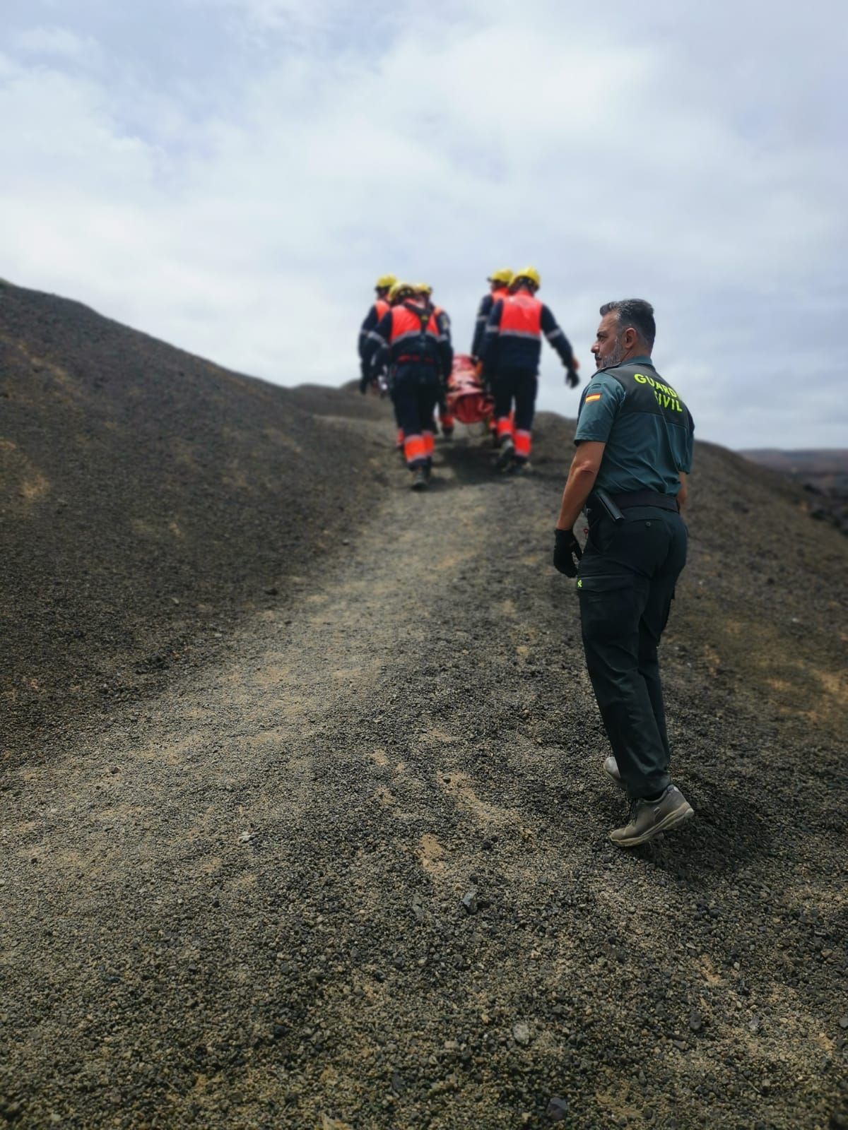 Momento de traslado del cuerpo del fallecido tras su rescate.