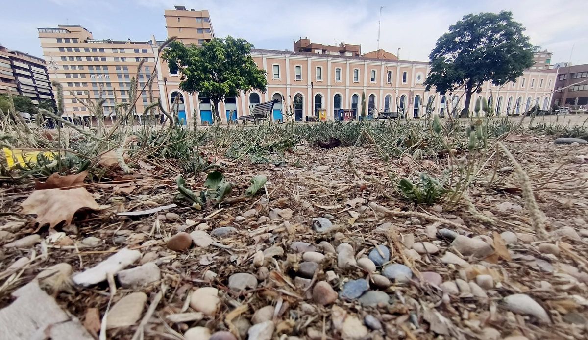 Piedras y terreno yermo en el entorno de la Estación del Norte.