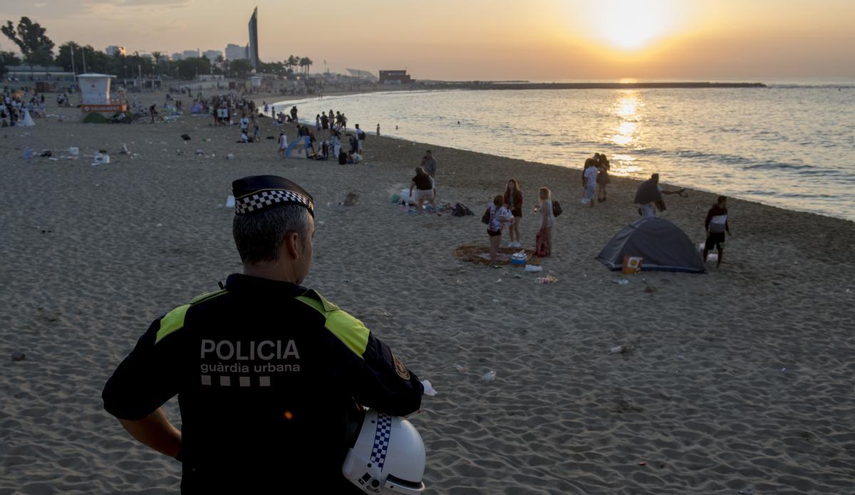 Desalojo y  limpieza de la playa de Nova Icaria tras la verbena de Sant Joan