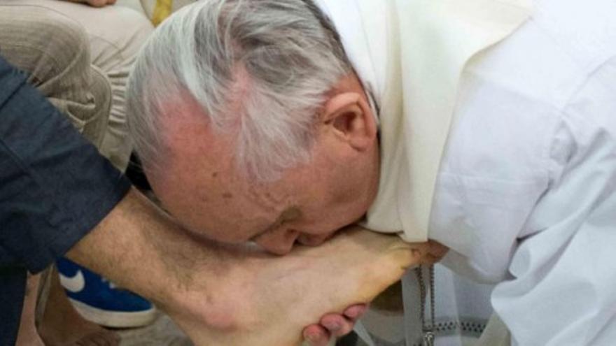 El Papa lava los pies a 12 presos