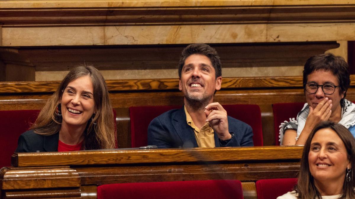 Jéssica Albiach y David Cid, del grupo parlamentario dels Comuns, durante una sesión de control en el Parlament de Catalunya