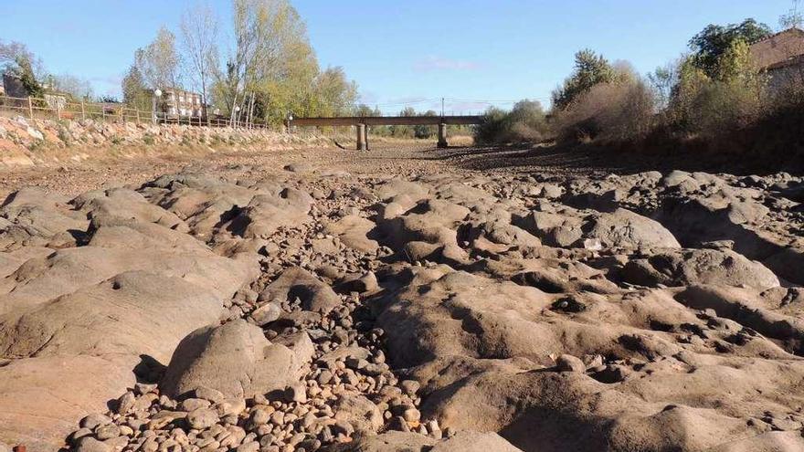 El lecho del río Eria, completamente seco, a su paso por el término municipal de Villaferrueña.