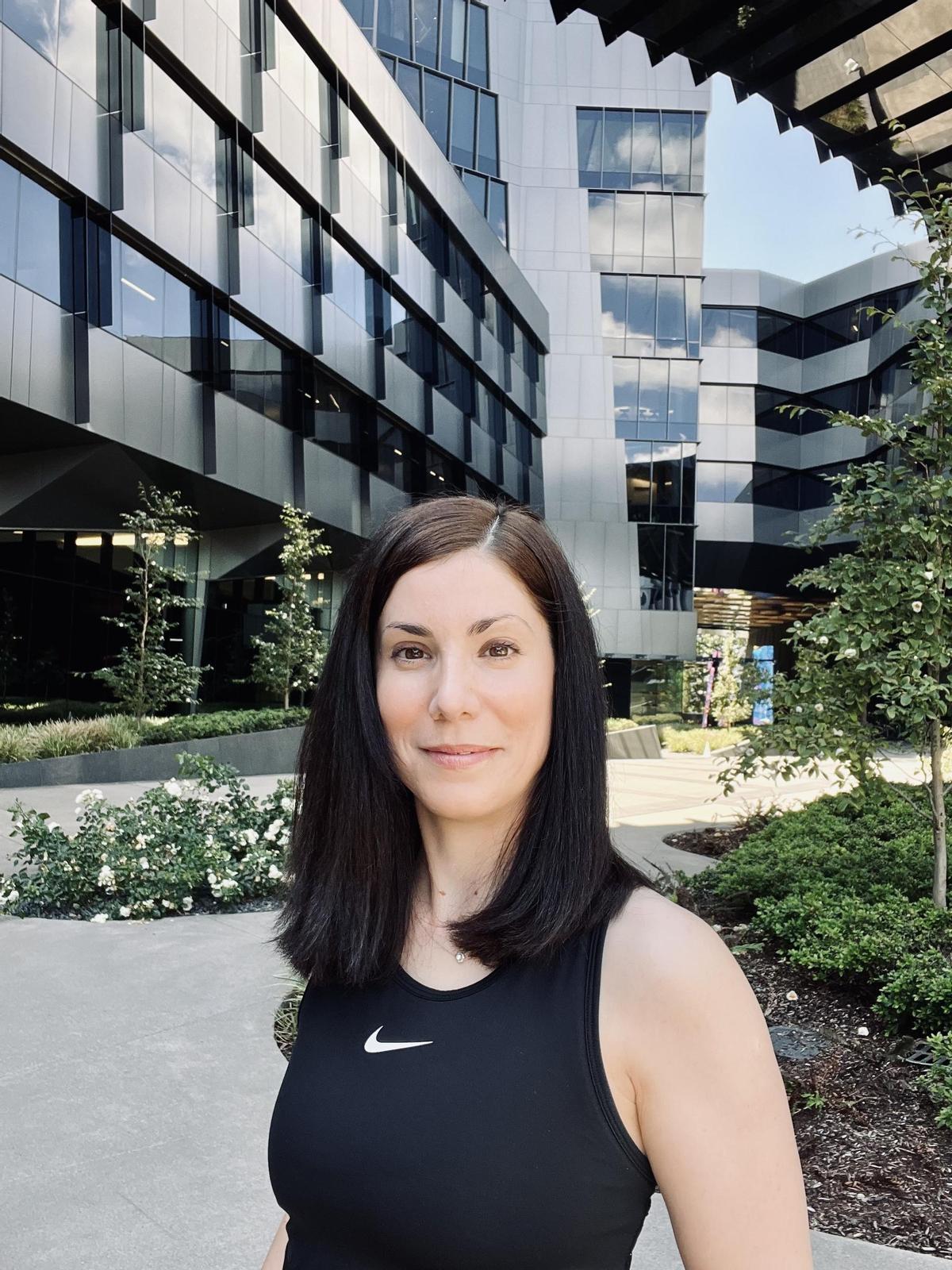 Carolina, ante el edificio Serena Williams, donde trabaja,en el campus mundial de Nike en Beaverton