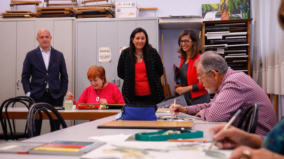 La concejala municipal de Políticas Sociales, Marian Orós; el consejero municipal de Economía, Transformación Digital y Transparencia, Carlos Gimeno; y la consejera delegada del Mayor, Paloma Espinosa, en un centro de convivencia de personas mayores