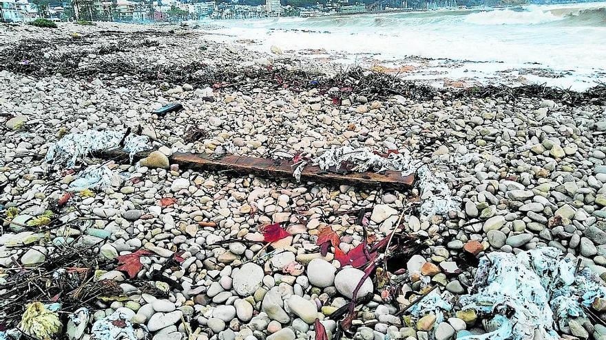 Contaminantes toallitas en el Muntanyar de Xàbia.