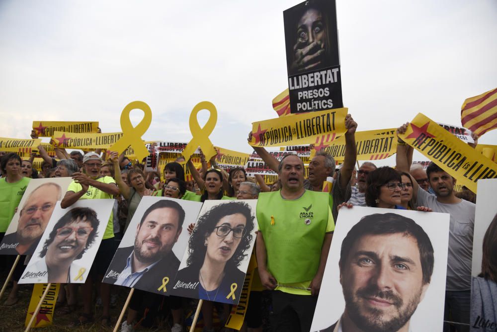 Concentració a Lledoners per l'alliberament dels independentistes presos