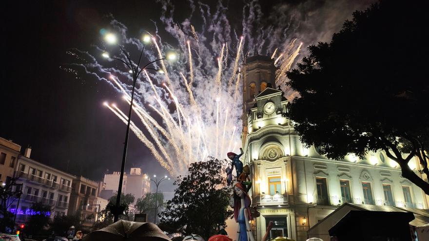 Burriana vive la &#039;Nit del Foc&#039; pasada por agua