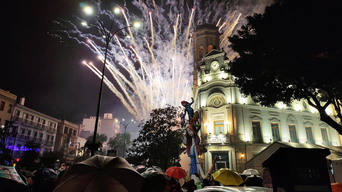 El público se armó con paraguas y chubasqueros para el espectáculo.