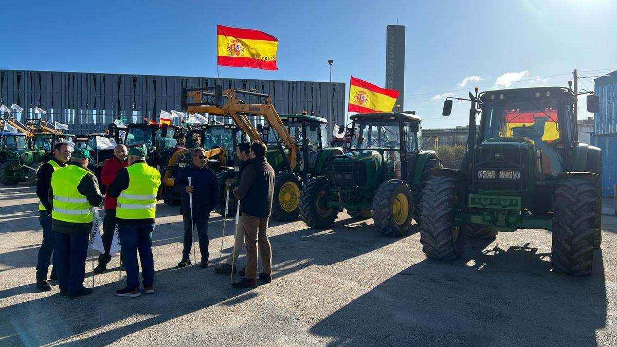Primeros tractoristas en concentrarse en Lucena.