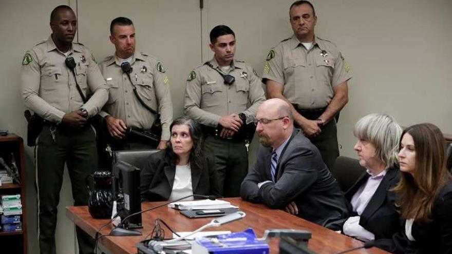 David Turpin (2ºd.) y Louise (4ª d.), durante la audiencia. // Reuters