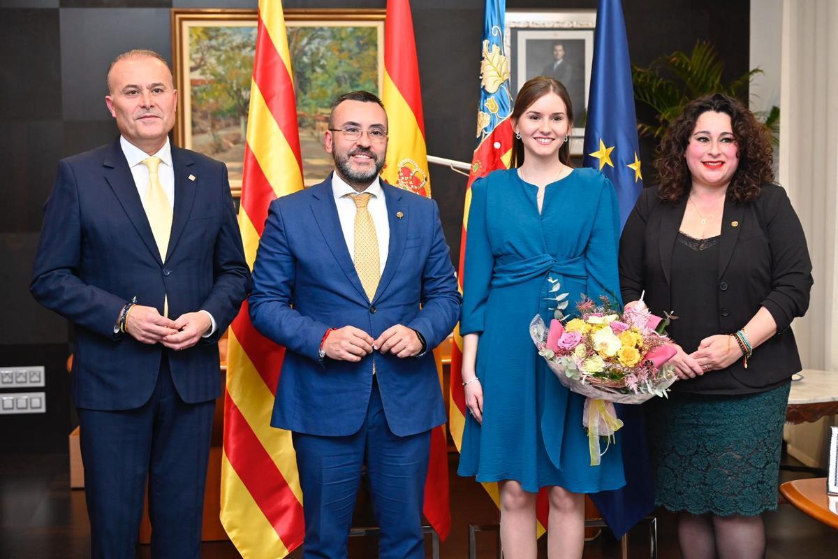 La reina de las fiestas 2024, Belén Ramos, junto al presidente de la Junta de Festes, Toni Carmona; el alcalde, José Benlloch; y la concejala de Fiestas, Miriam Caravaca.