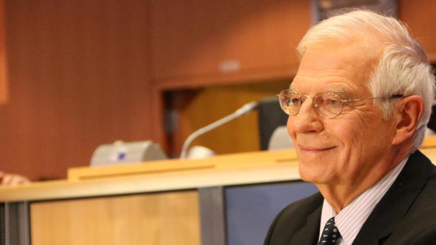 Josep Borrell somriu durant la seva compareixença