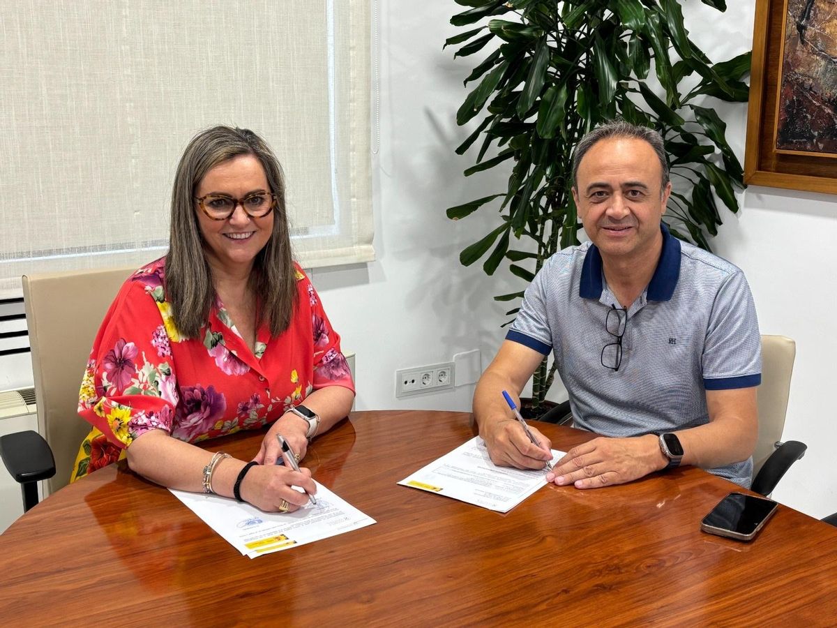 La alcaldesa de Baena, María Jesús Serrano, y Manuel Campano, representante de la UTE Hermanos Campano y Canteras Almargen.