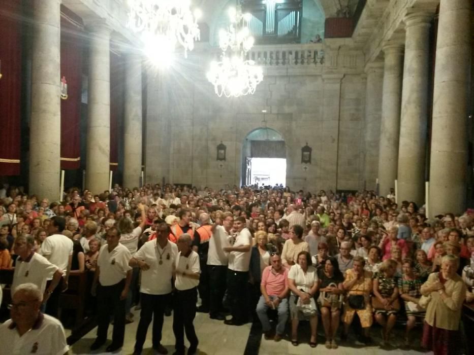 Cientos de vigueses le rindieron tributo al Cristo de la Victoria después de que una veintena de costaleros lo bajasen a hombros.