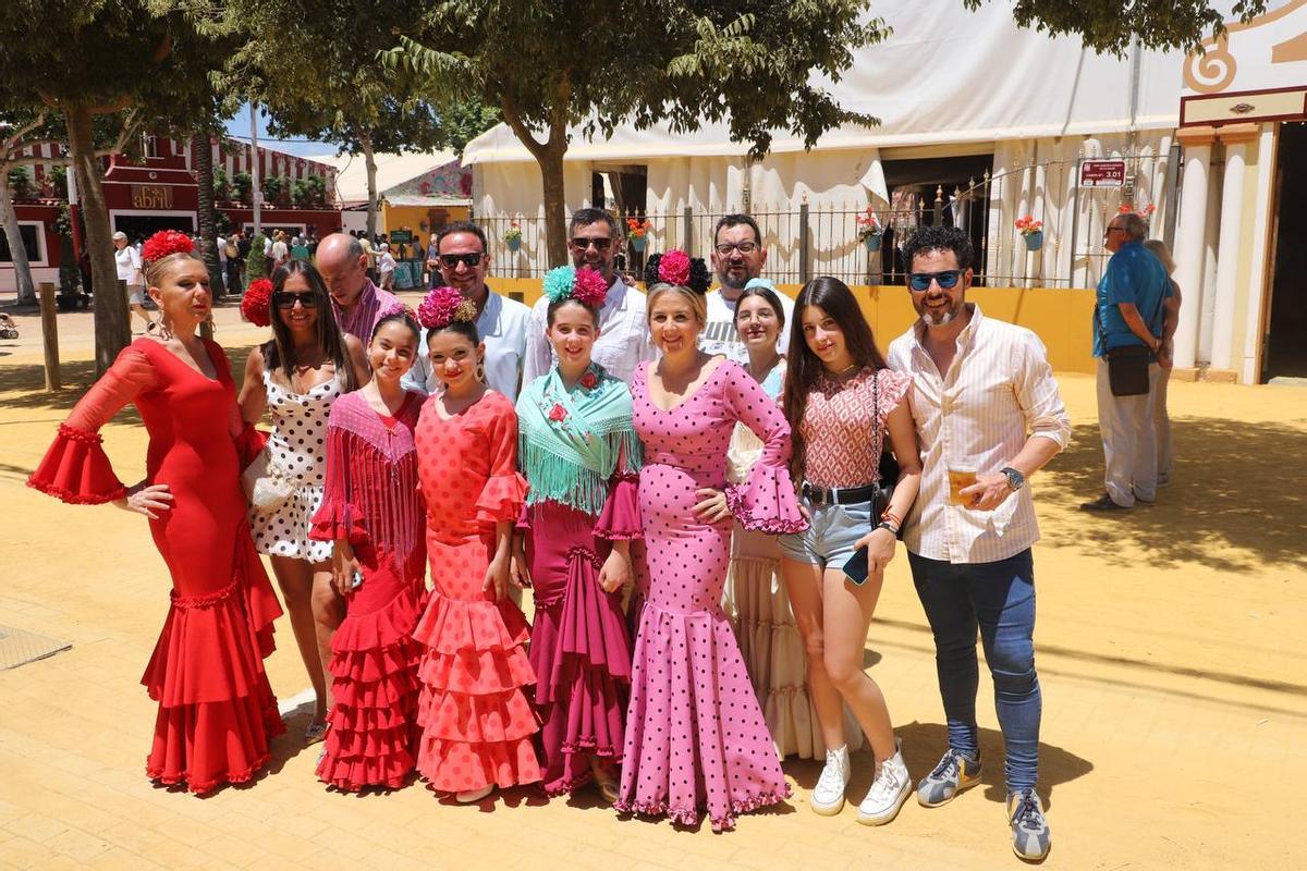Amigos en El Arenal el domingo de Feria