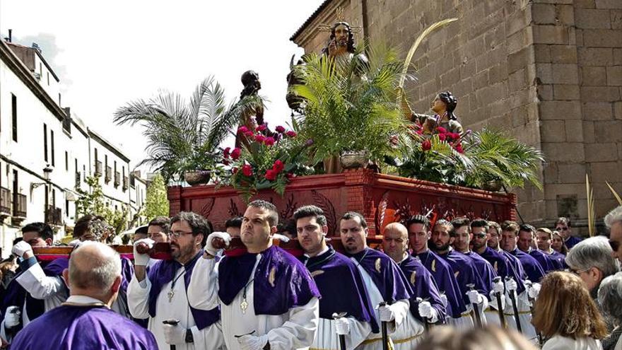 Miles de personas arropan el inicio más intenso de la Pasión cacereña