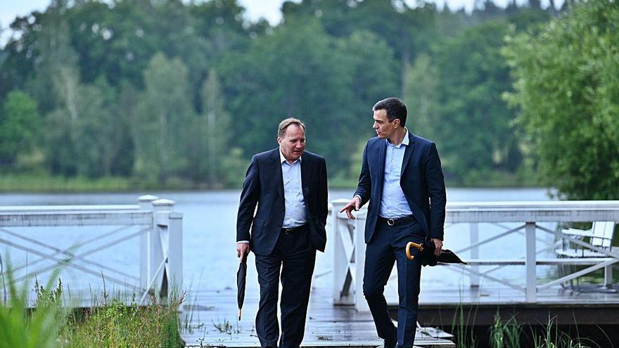 El president del Govern, Pedro Sánchez, passeja amb el primer ministre suec, Stefan Löfven.