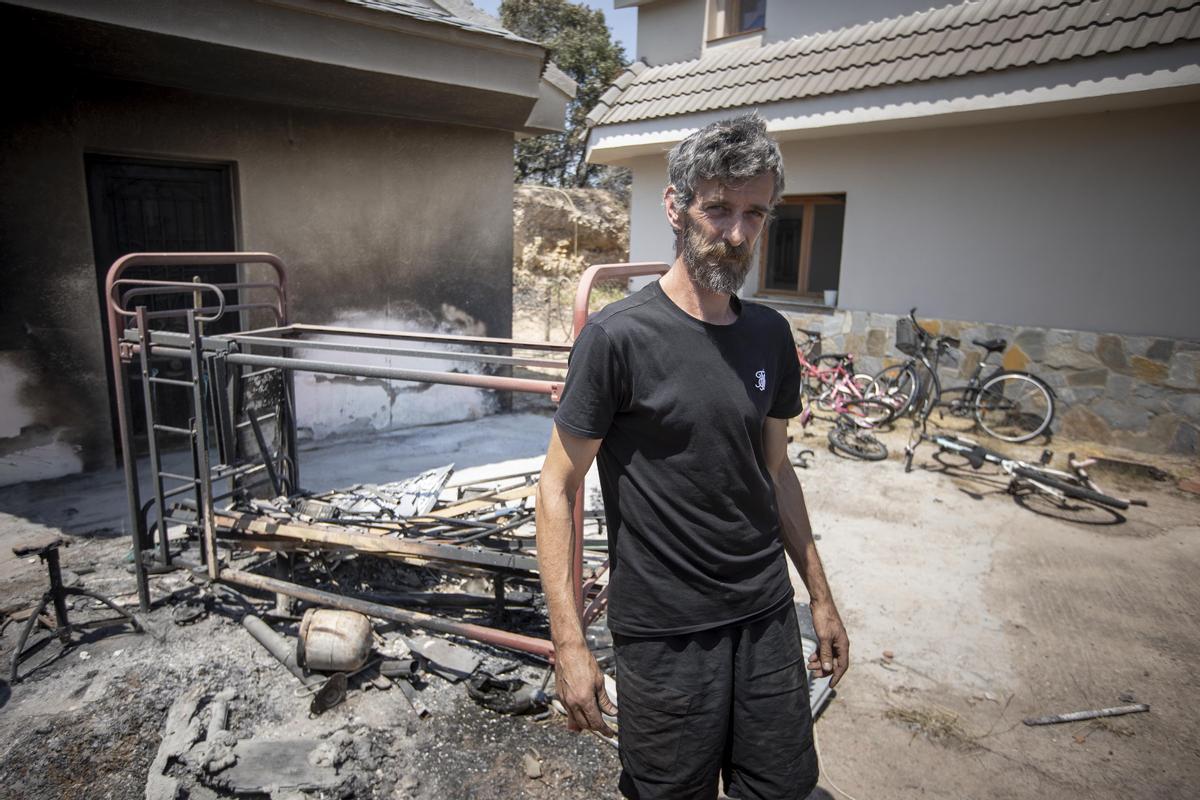  Javier con su casa parcialmente quemada  por el incendio forestal que empezó el pasado domingo en el Pont de Vilomara (Bages).