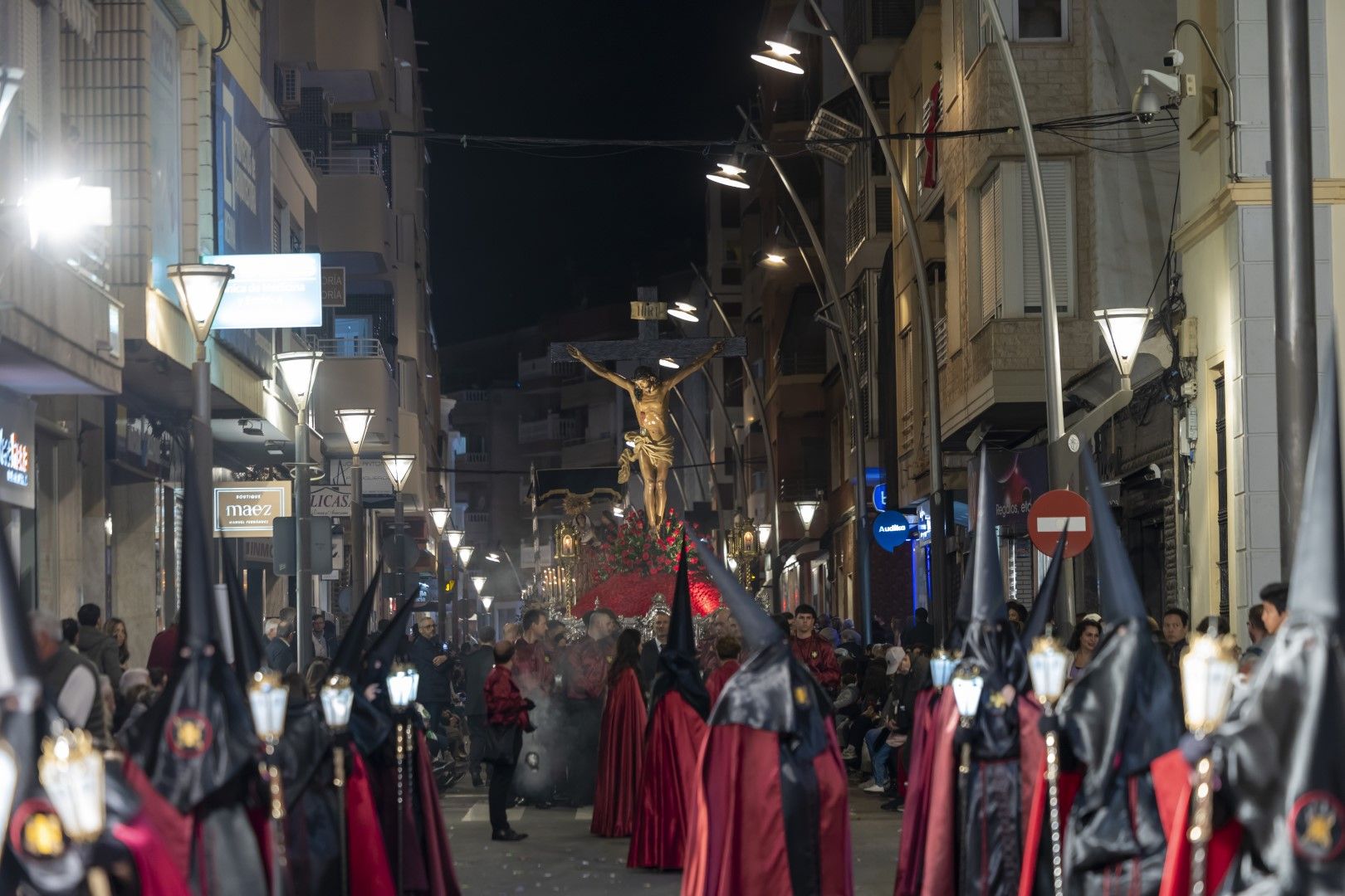 Las quince cofradías de la Semana Santa de Torrevieja recorrieron las calles en Viernes Santo