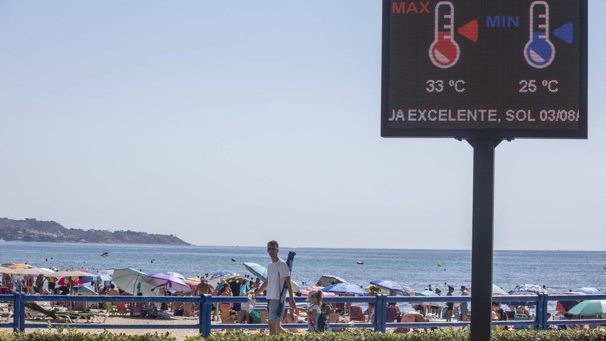 Imagen del termómetro ayer de la playa del Postiguet en Alicante