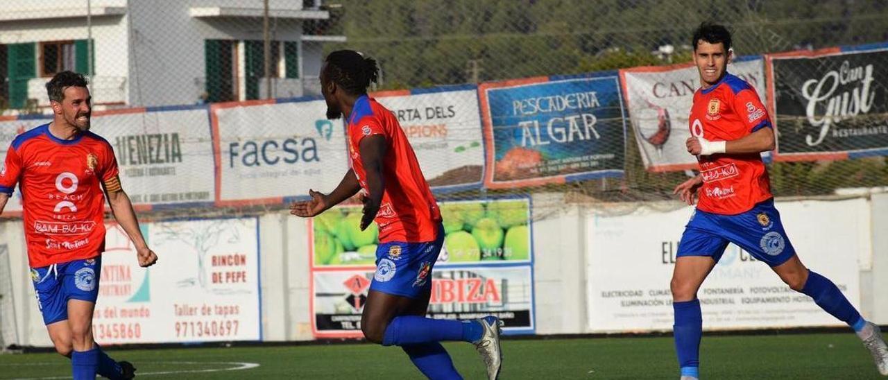 Jugadores del Portmany en el partido de este domingo ante el Sóller.