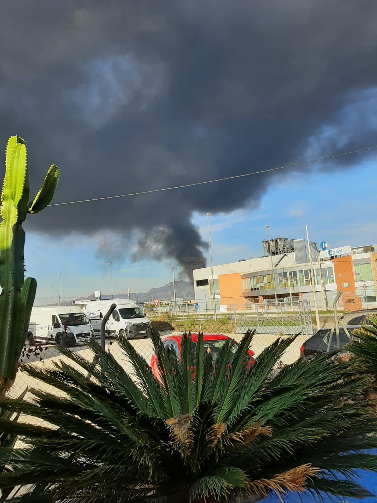 Incendio en la empresa de neumáticos Insa Turbo de Aspe