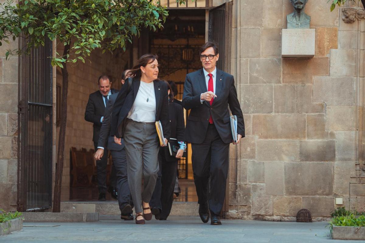 El president de la Generalitat, Salvador Illa, con la portavoz del Govern, Sílvia Paneque, este martes
