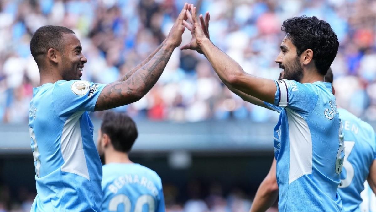 Gündogan y Gabriel Jesus celebran uno de los goles del City