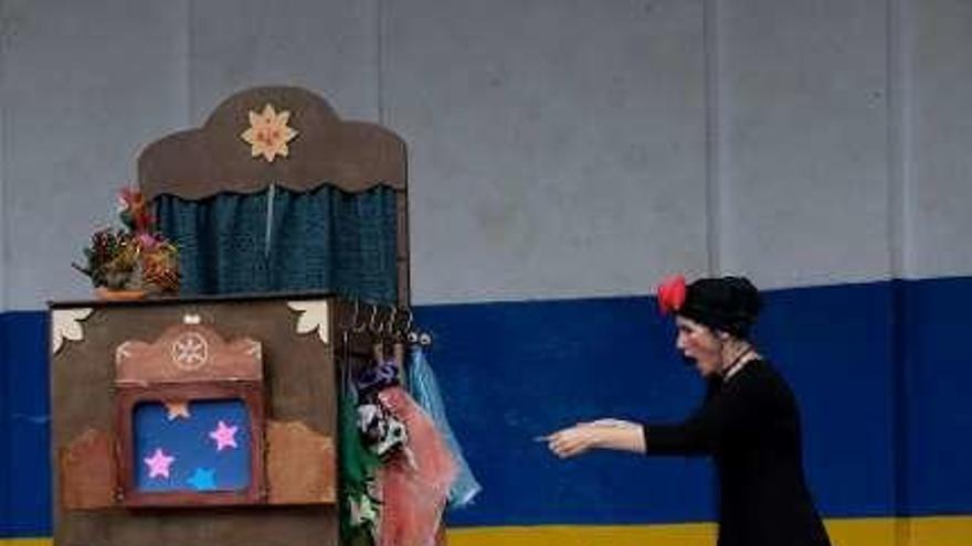 A la izquierda, el teatrillo de &quot;Bailadera de Títeres&quot;. A la derecha, la gala de danza en la Casa de Cultura.