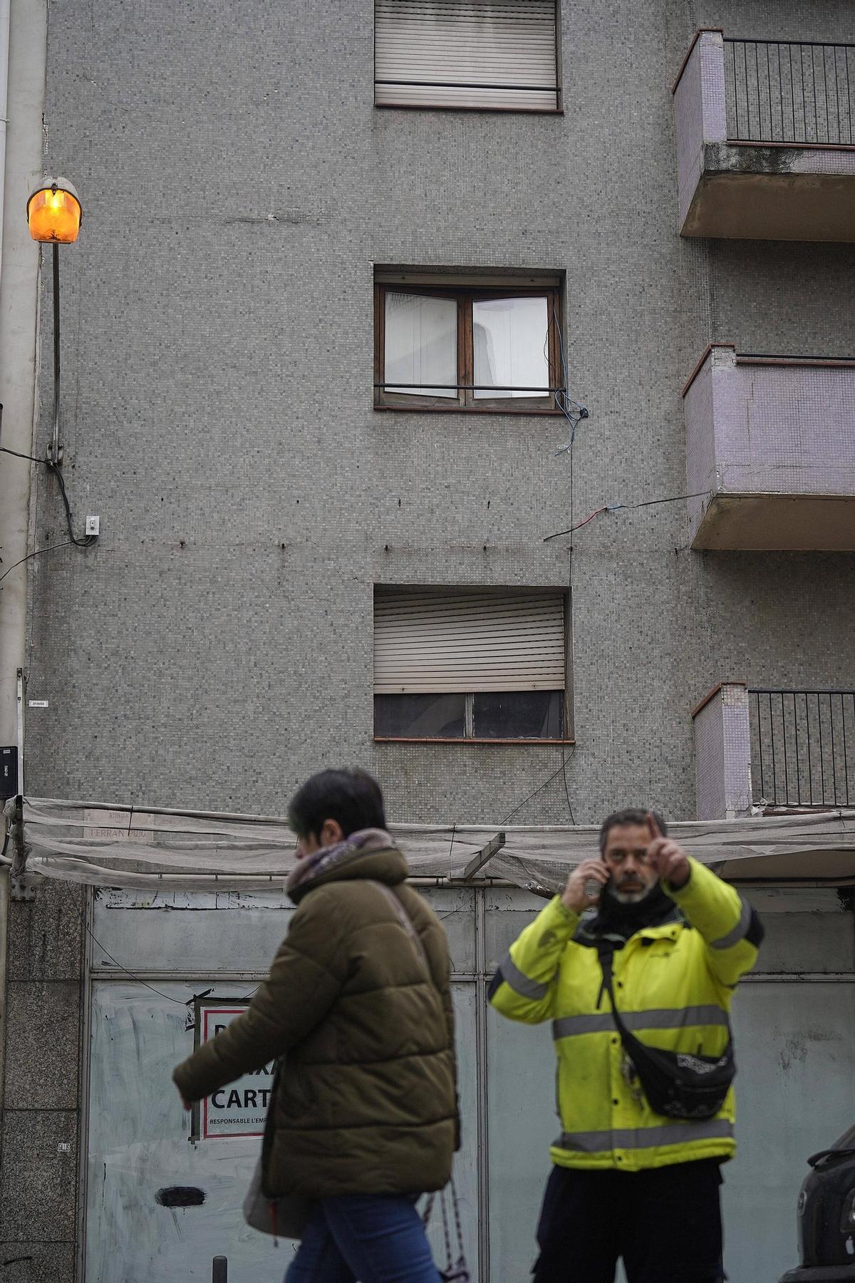 Les fotos dels operaris treballant per tornar la llum a la ronda Ferran Puig i el carrer Sèquia