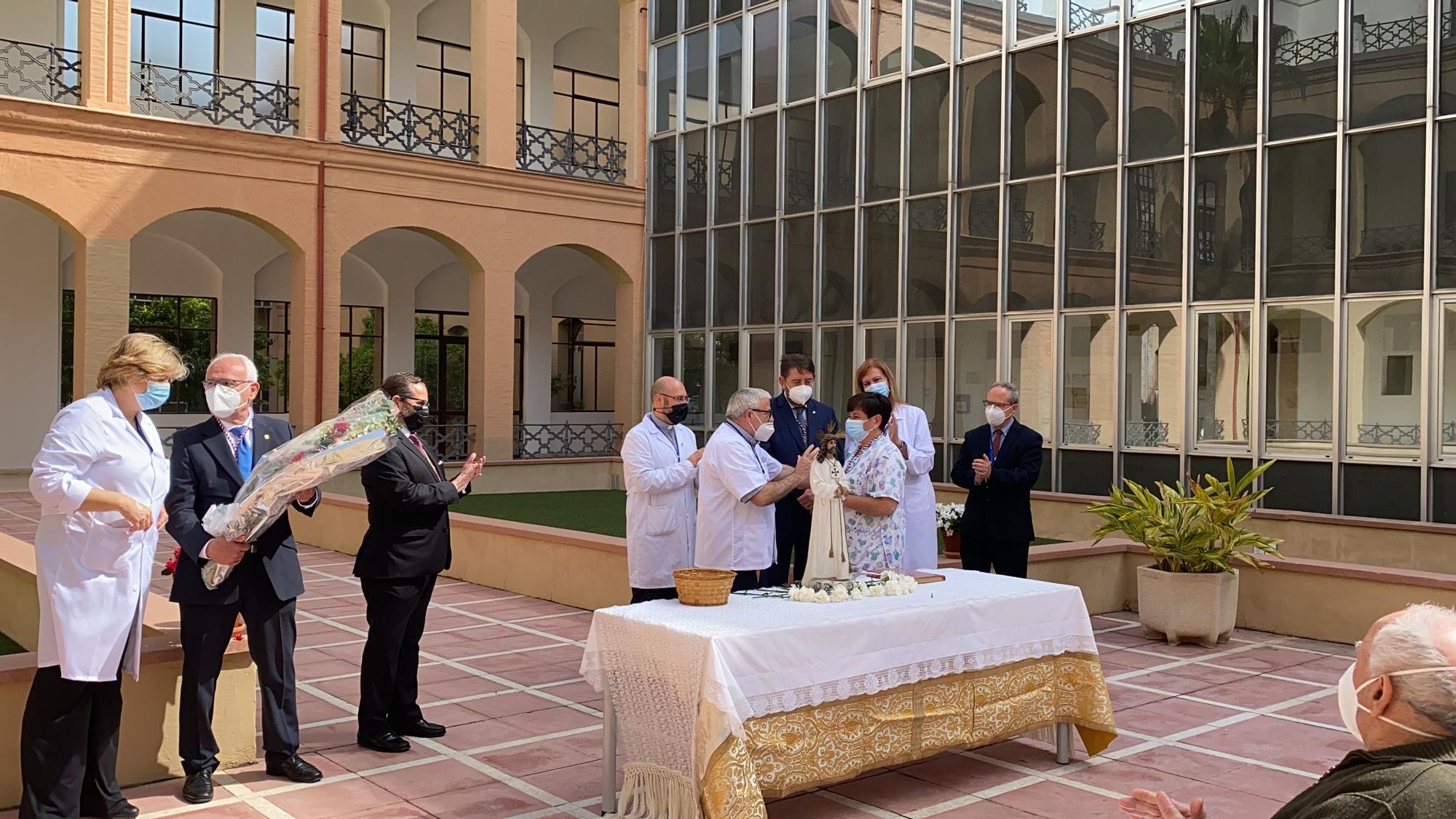 El Cautivo y la Trinidad visitan a los pacientes del Hospital Civil