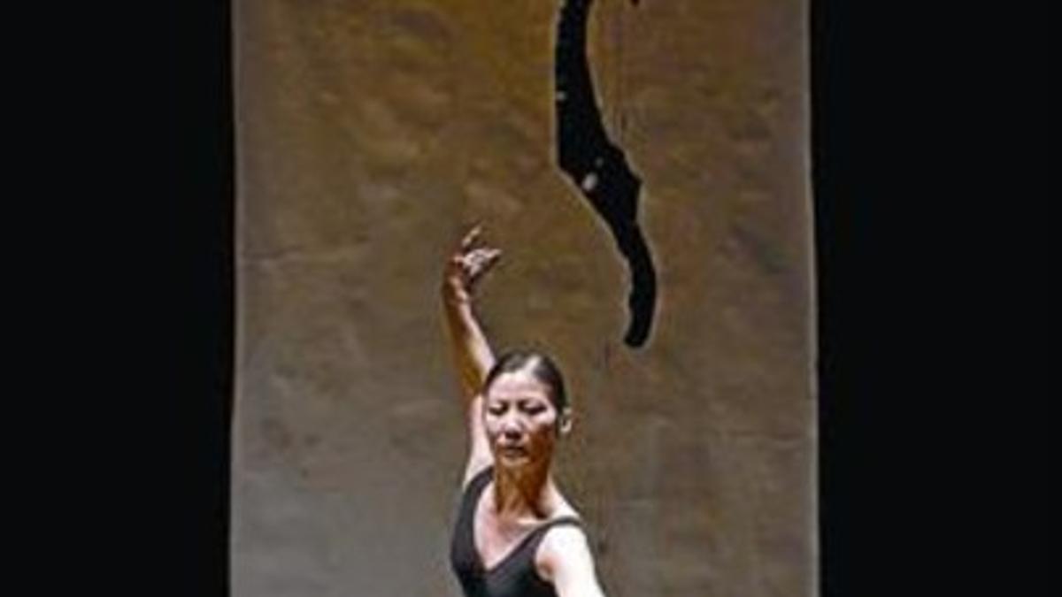 Una bailarina de Cloud Gate, ayer, en un ensayo de 'Wild cursive'.