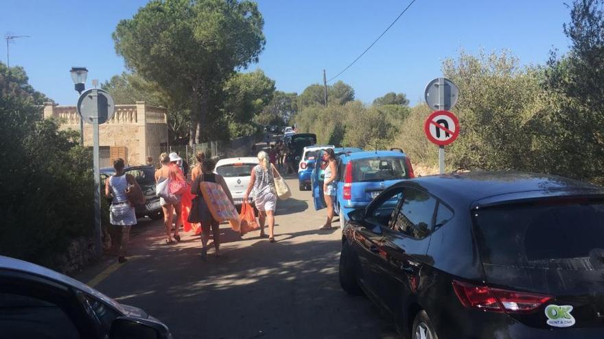 Der Andrang an Badegästen sorgt an den Buchten Caló des Moro und Cala s&#039;Armonia regelmäßig für Verkehrschaos.