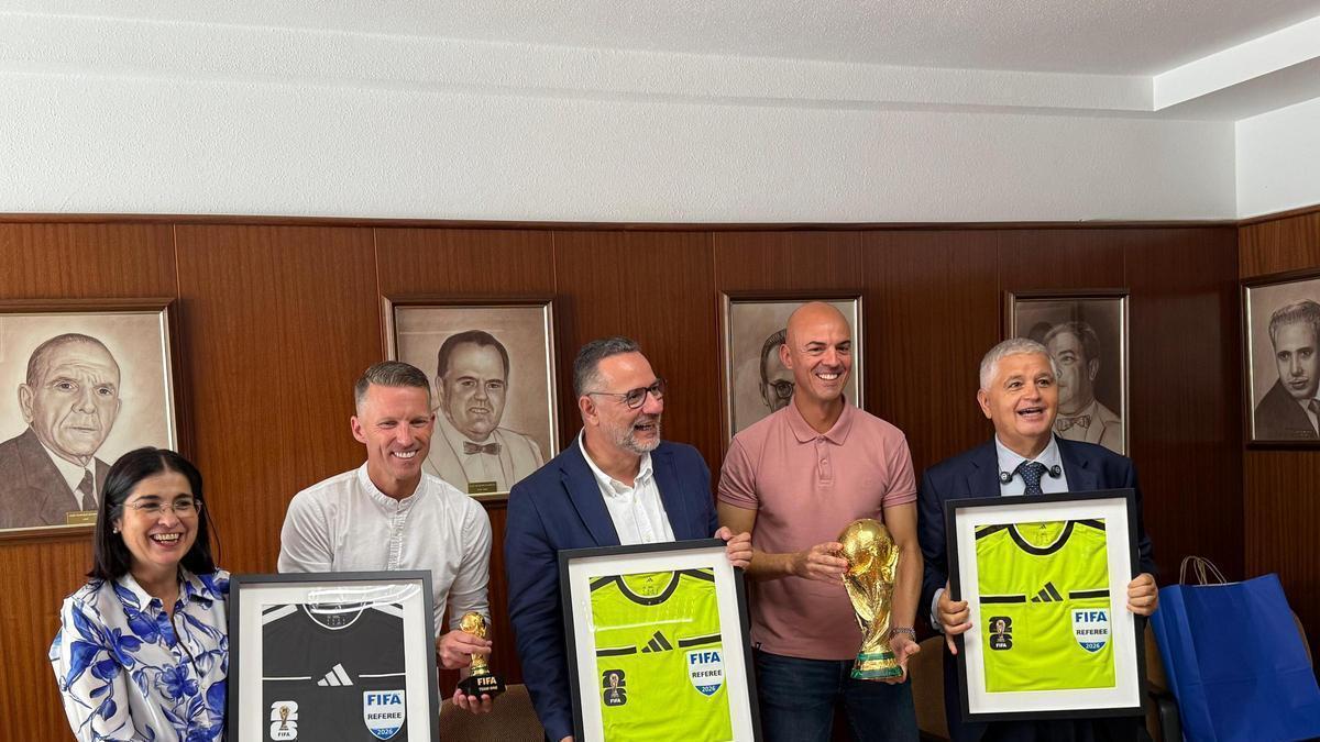 De izquierda a derecha Carolina Darias, Alejandro Hernández Hernández, Poli Suárez, José Enrique Naranjo y José Juan Arencibia durante el reconocimiento de esta mañana en la sede de la FIFLP.
