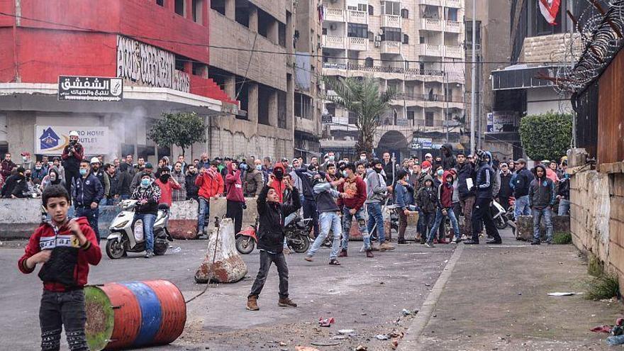Un muerto y 220 heridos en protestas contra el confinamiento en el Líbano