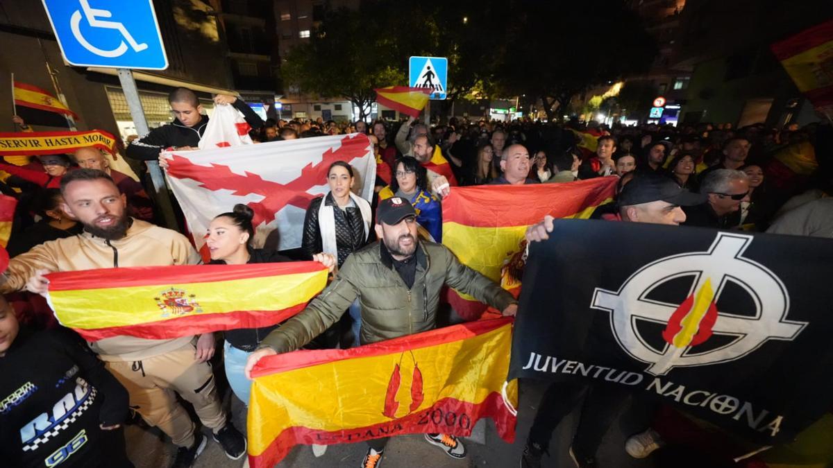 Concentración contra la amnistía frente a la sede del PSPV de Castelló.