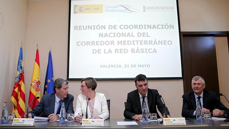 De izq. a dcha el presidente de la Autoridad Portuaria de Valéncia, Aurelio Martínez; la consellera de Infraestructuras de la Generalitat, María José Salvador; el coordinador del Corredor Mediterráneo, Juan Barios; y el subdirector general de Planificación del Ministerio de Fomento, Pascual Villate