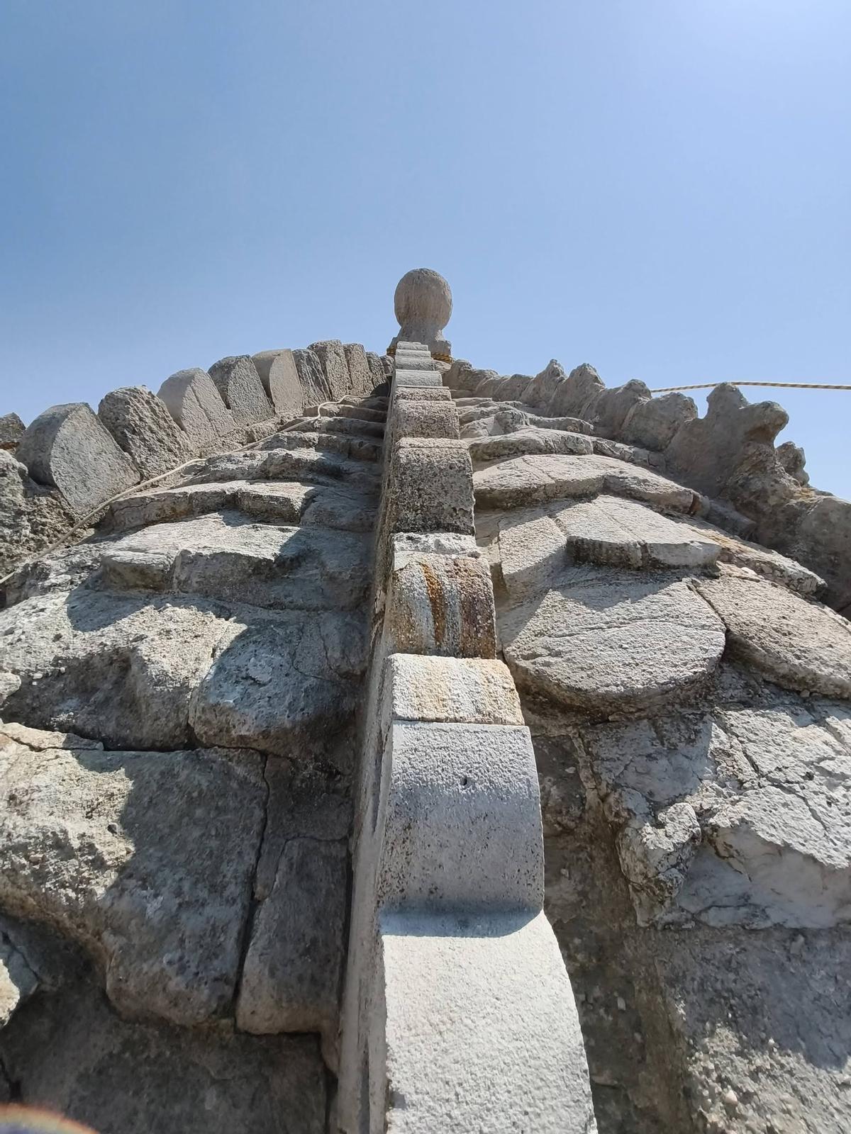 Estado de las piedras de la cubierta gallonadas de la cúpula.
