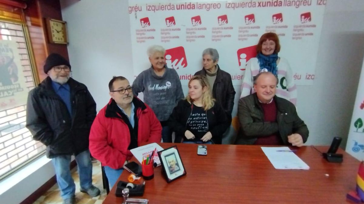 Por la izquierda, en primer término, Roberto García, Marina Casero y David Álvarez, con militantes, en la sede de IU.