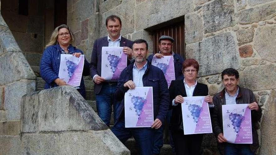 Los organizadores presentando el cartel de la Festa do Viño.// Faro