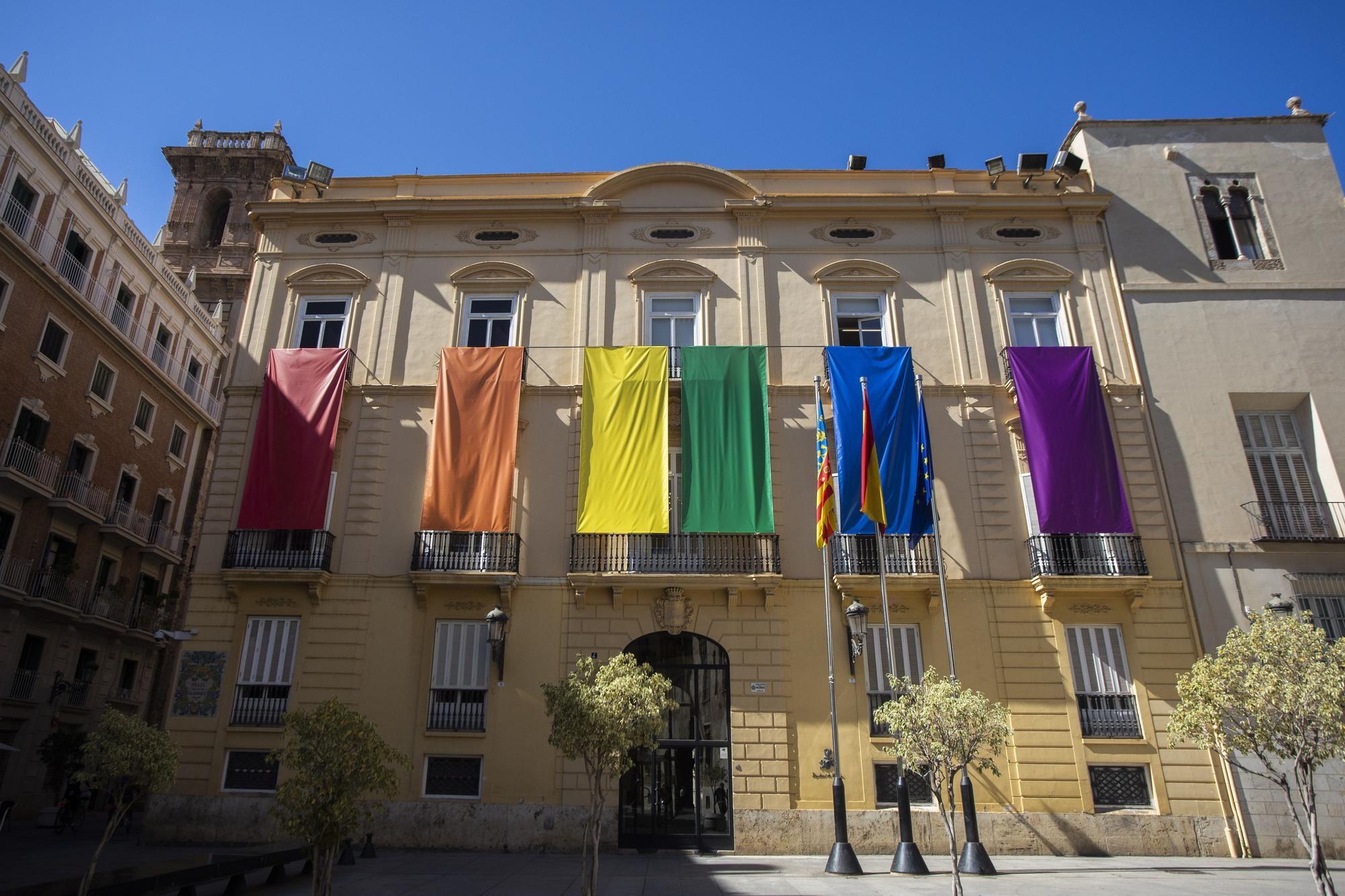 La bandera del Orgullo ondea en València