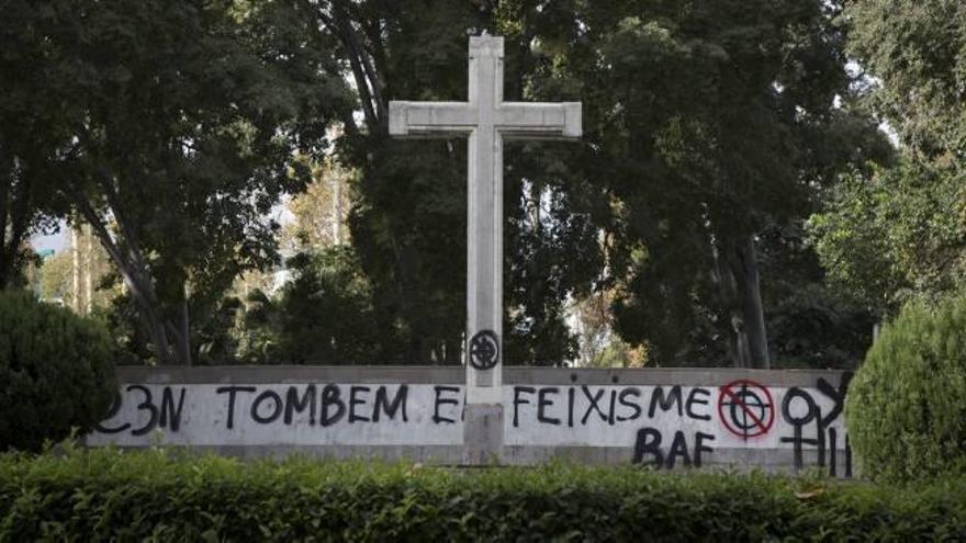 Pintada de la BAF en la Cruz de Ribalta, ayer por la mañana.