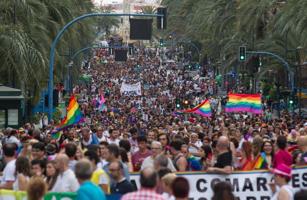 Alicante ondea la bandera del Orgullo LGTBI