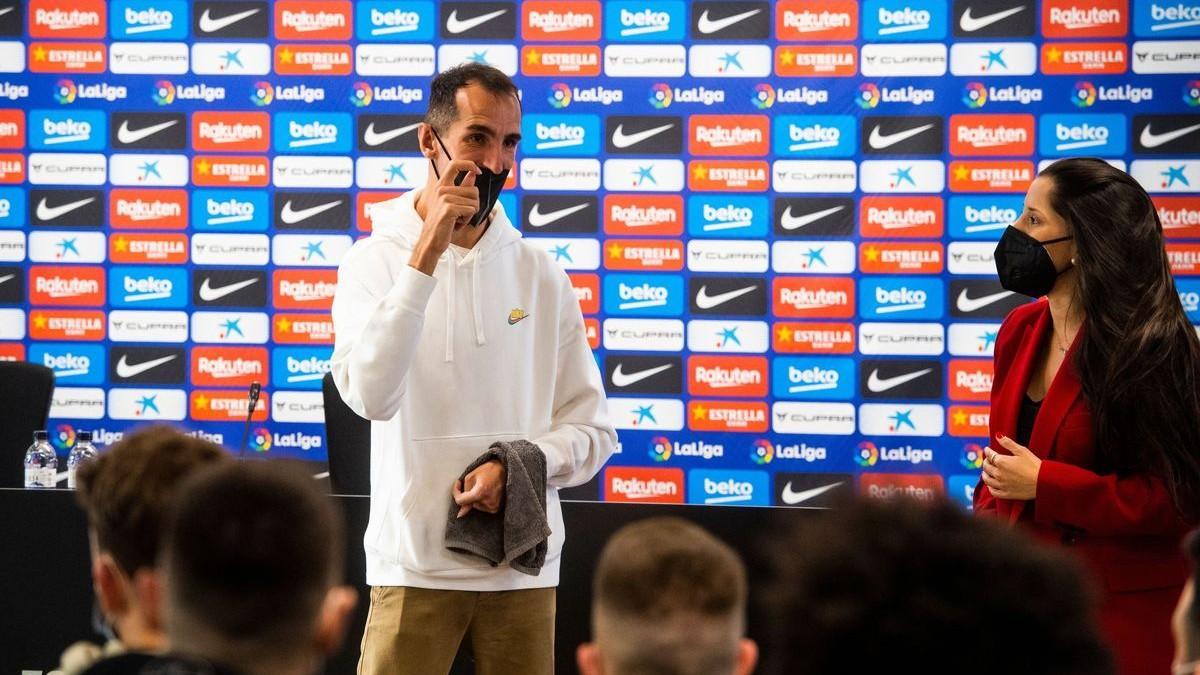 Àlex Roca, durante la charla al equipo de balonmano del Barça