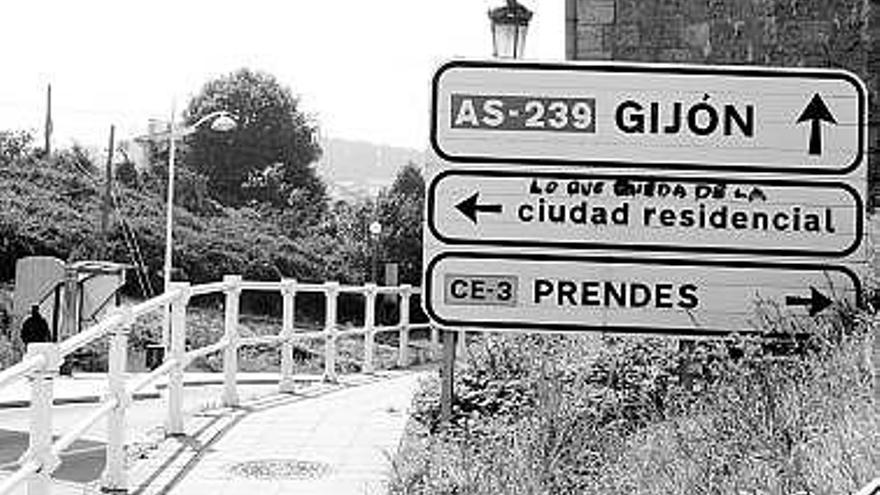 Señalización de entrada a la ciudad de vacaciones de Perlora.