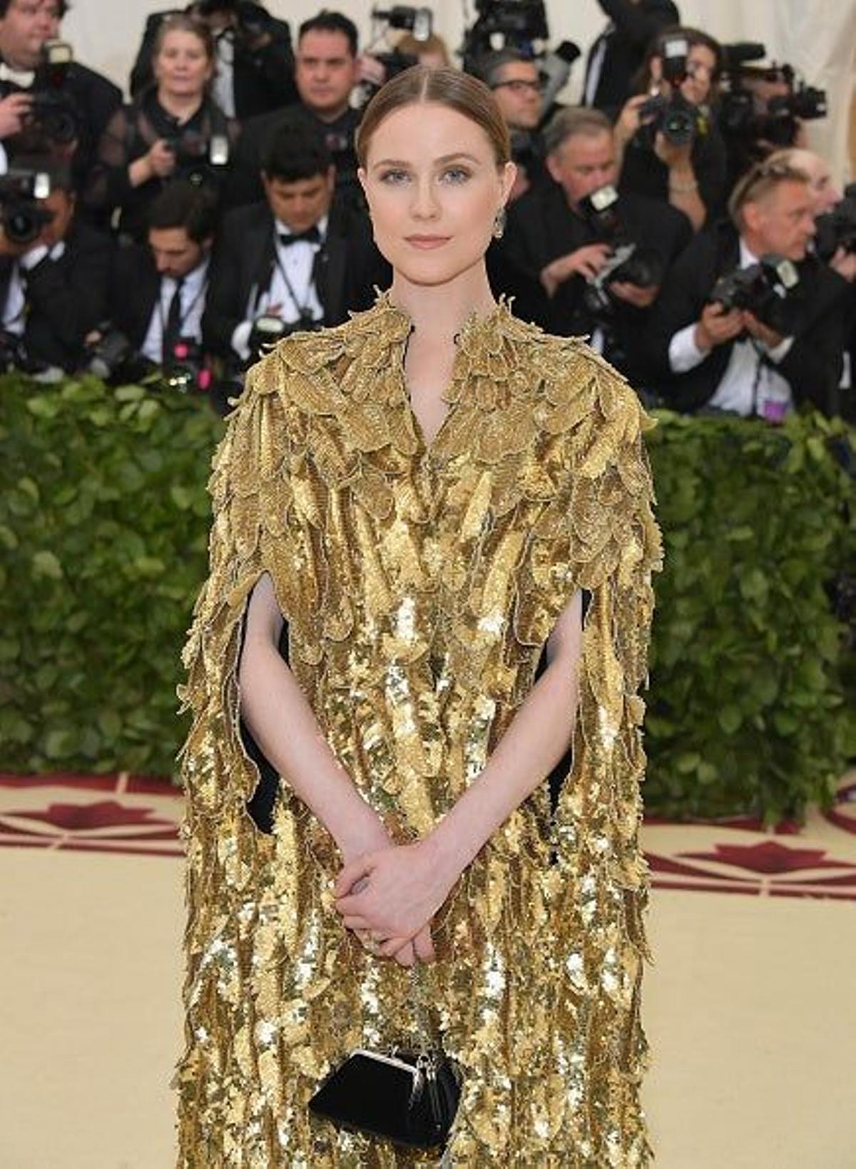 Evan Rachel Wood, apostando por el volumenen la Gala Met