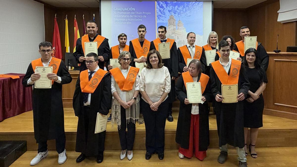 Acto de graduación de la XII promoción del título propio universitario de Técnico de Empresas y Actividades Sociolaborales del programa UCAMPACITAS.