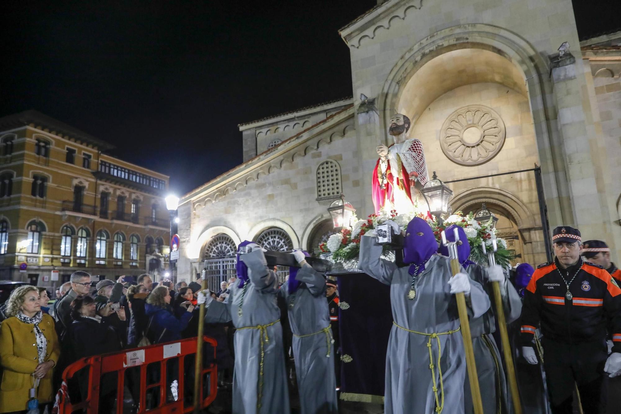 Así es la procesión del Martes Santo en Gijón (en imágenes)